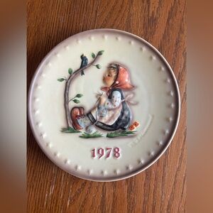 1978 M.J. Hummel Annual Porcelain Plate by Goebel “Happy” tiny chip to back rim